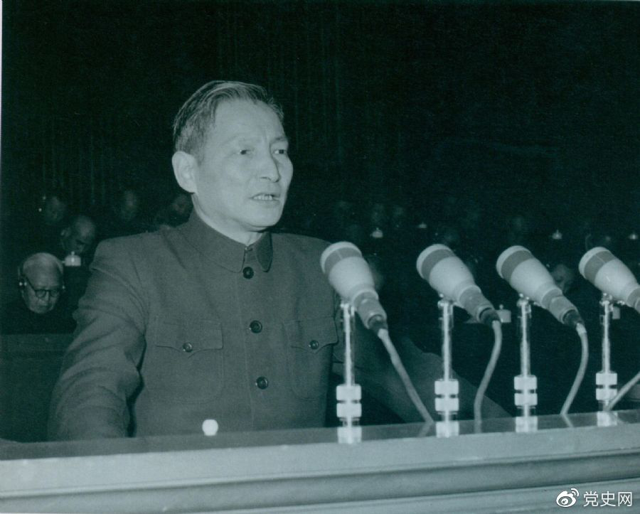 1956年12月，陳云在中華工商業(yè)聯(lián)合會(huì)第二屆會(huì)員代表大會(huì)上作報(bào)告。