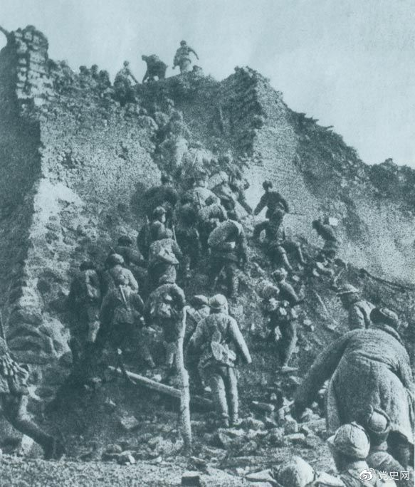 1948年12月，人民解放軍向新保安守?cái)嘲l(fā)起攻擊。這是解放軍戰(zhàn)士登上新保安城頭。 